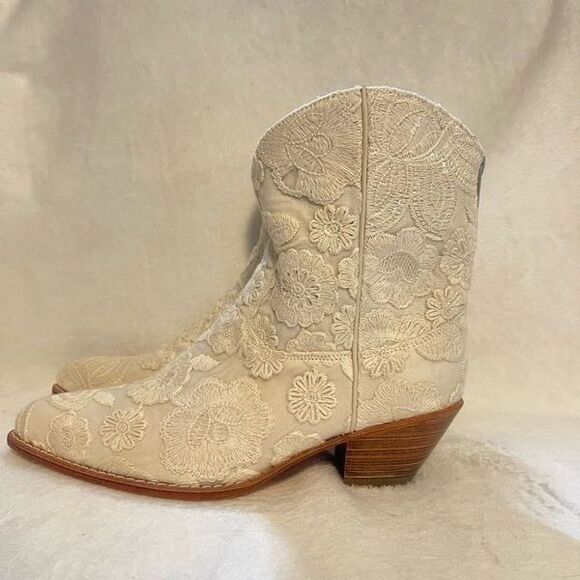 MOMO NEW YORK SHORT CREAM ACE EMBROIDERED BOOTS NADY - Picture 1 of 11